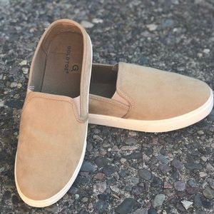 Women’s suede tennis shoes